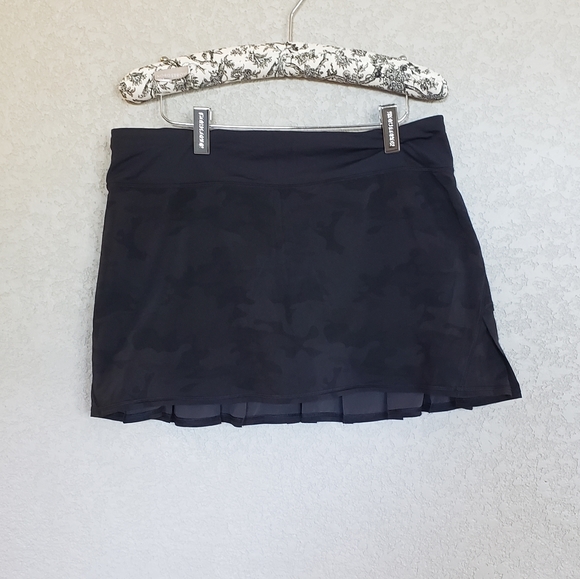 lululemon athletica Pants - Lululemon camo skort size 10 pleaded back tennis skirt